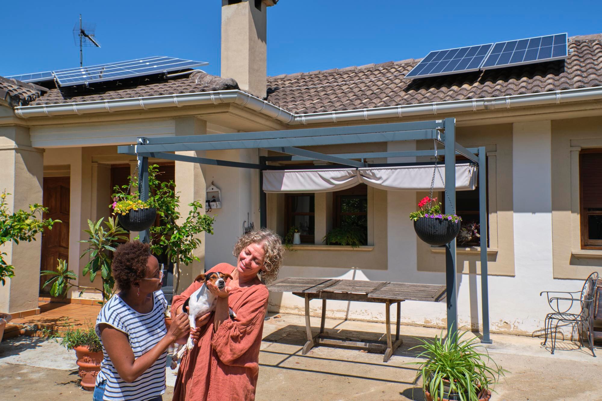 Maison équipée de solutions solaires photovoltaïques, autoconsommation et raccordement